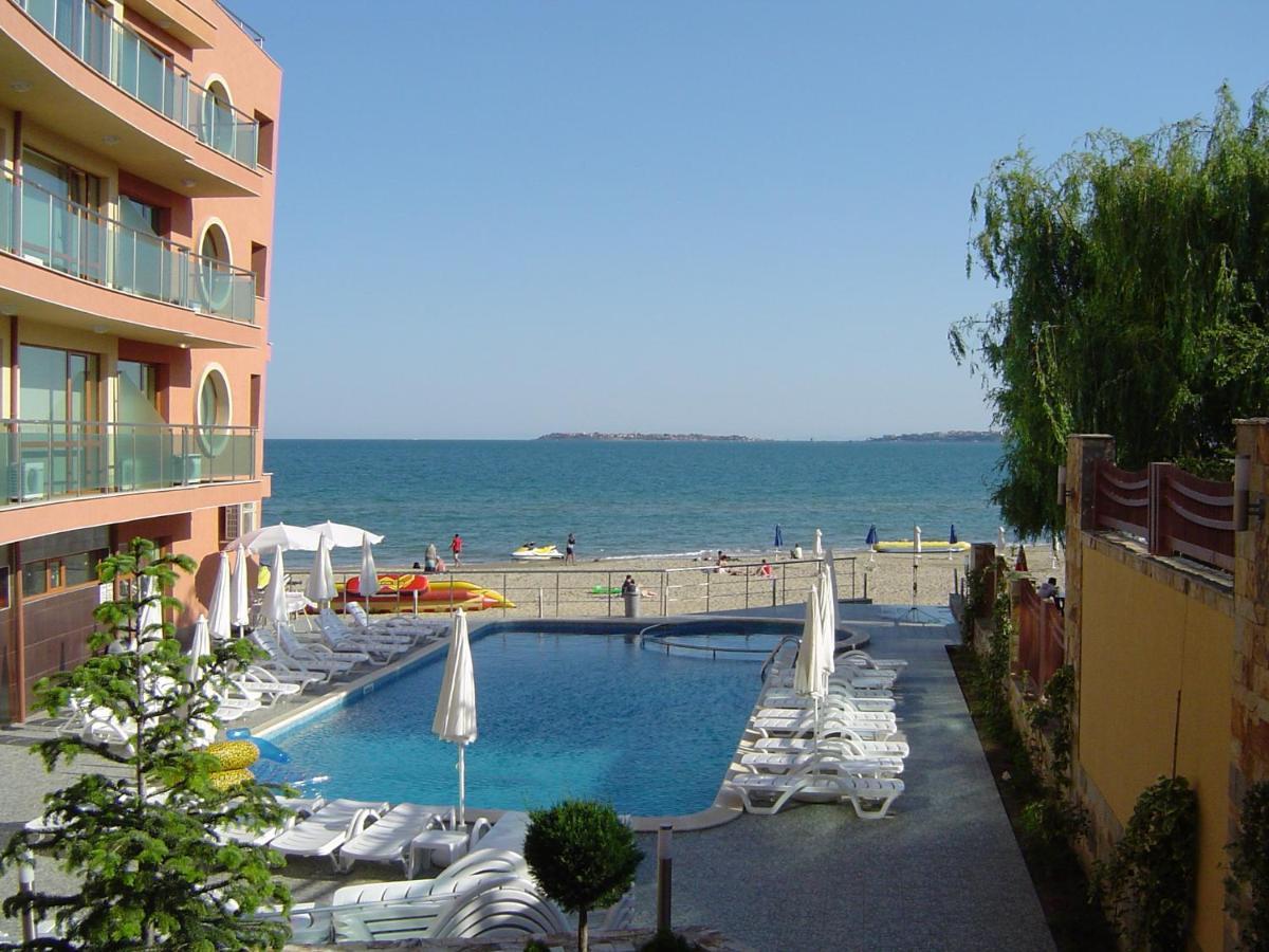 Апартаменти Съни Бей Pantai Sunny Luaran gambar