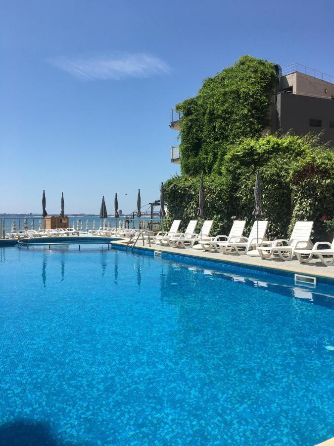 Апартаменти Съни Бей Pantai Sunny Luaran gambar