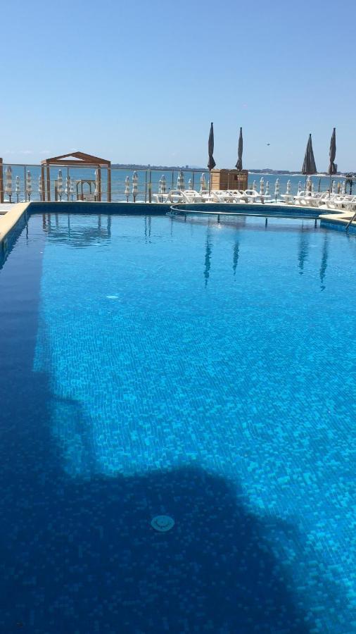 Апартаменти Съни Бей Pantai Sunny Luaran gambar