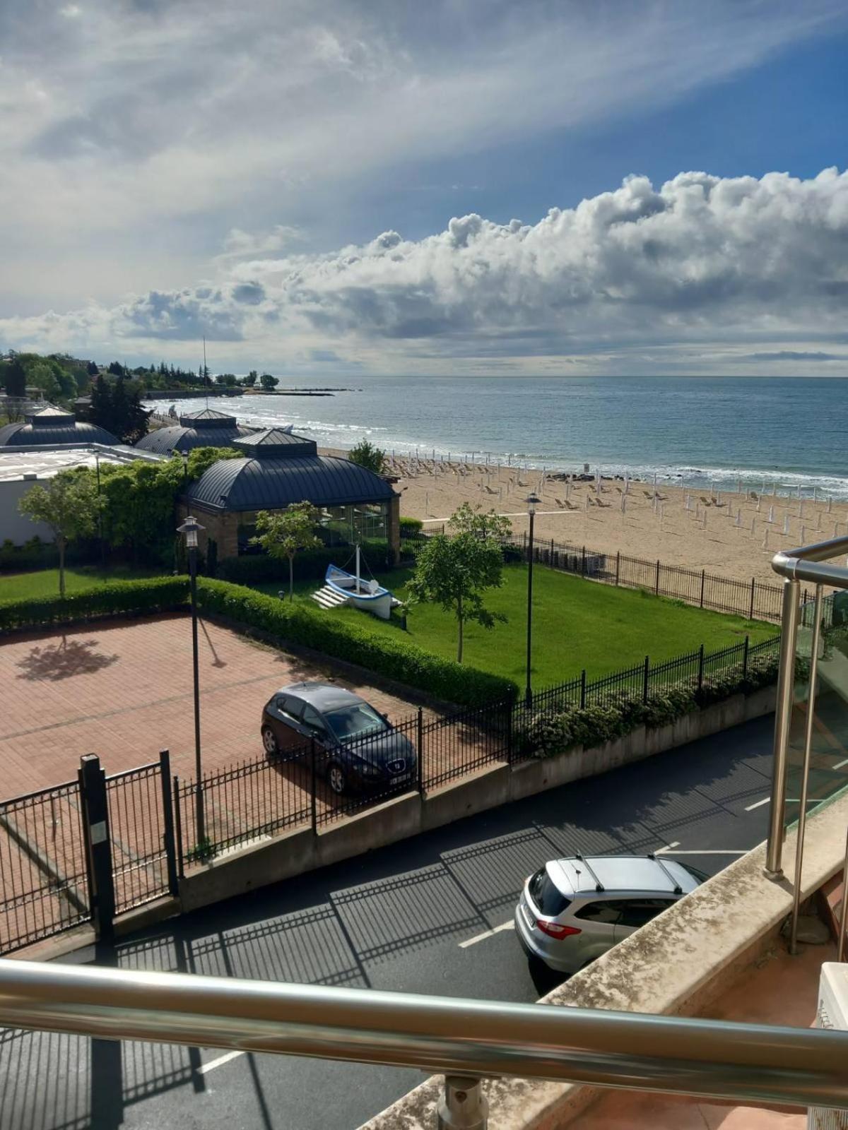 Апартаменти Съни Бей Pantai Sunny Luaran gambar